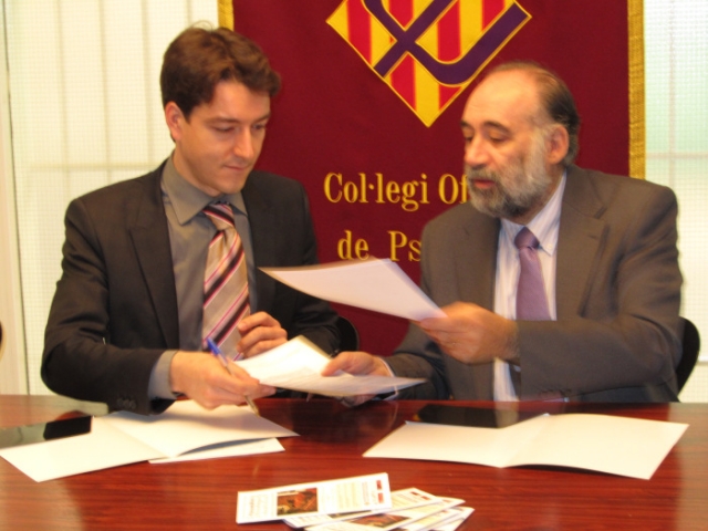 Firmando convenio con Francisco Santolaya, decano del Colegio de Psicólogos de Valencia