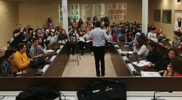 Fernando Pena impartiendo formación para jóvenes en Pilar de la Horadada