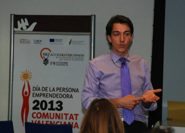 Fernando Pena impartiendo una conferencia el día de la persona emprendedora